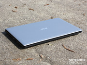 Der Acer Aspire 5741G-334G50MN hat eine matte, gemusterte Oberfläche.