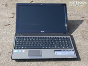 Der Rahmen des TFTs sowie ein Zierstreifen rund um die Arbeitsumgebung glänzen.