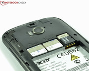 ...den Zugang zu den beiden SIM-Slots und dem Steckplatz für microSD-Karten freizumachen. Ein Hot Swap im laufenden Betrieb ist also nicht möglich.