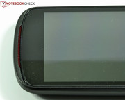 ...das Mikrofon stecken unter einem roten Schutzgitter.