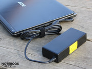 Das schwere und große Netzteil wirkt überdimensioniert für einen flachen 13.3-Zoller.
