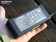 Das 90-Watt-Netzteil wirkt überdimensioniert (368 Gramm),