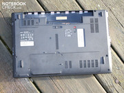 Die Bodenplatte lässt sich hier und da eindellen, ist im Wesentlichen aber stabil.