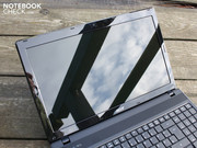 Das nicht besonders helle und stark spiegelnde Display taugt nicht für den Sonnenanbeter.