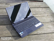 Das TFT und sein Rahmen sind die einzigen Hochglanz-Flächen.