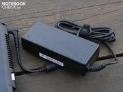 Das 90-Watt-Netzteil wirkt überdimensioniert (358 Gramm),