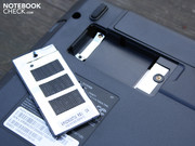 Dieser kleine Schacht auf der Bodenplatte hat innen keinen Sockel. Die Länge lässt mini PCIe Full Size vermuten.