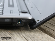 Ihre tiefe Einhängung erlaubt nur einen Öffnungswinkel von 140 Grad, was aber ausreichend erscheint.