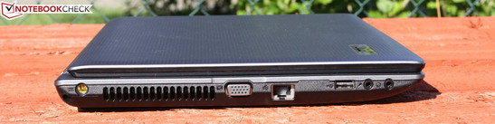 Linke Seite: AC, VGA, Ethernet, USB 2.0, Mikrofon, Kopfhörer