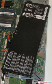 Der Akku kann ausgebaut werden. Er wird von zwei Schrauben gehalten.