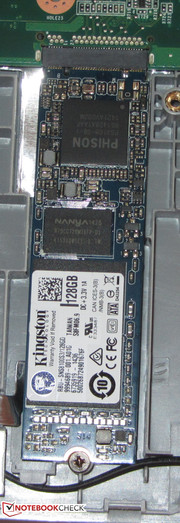 Als Systemlaufwerk dient eine SSD im M.2-Format. Um an die SSD zu gelangen, muss der Akku demontiert werden.