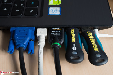 Große USB-Sticks können sich gegenseitig behindern.