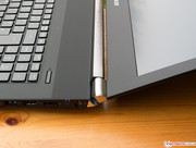 ... halten den Deckel fest in Position.