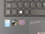 ... und auch die allgegenwärtigen anderen Aufkleber dürfen natürlich nicht fehlen.