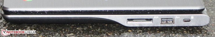 rechte Seite: Speicherkartenleser, USB 2.0, Steckplatz für ein Kabelschloss