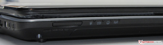 An der Vorderseite sitzt ein Speicherkartenlesegerät (SD, MMC, xD, Memory Stick, Memory Stick Pro).