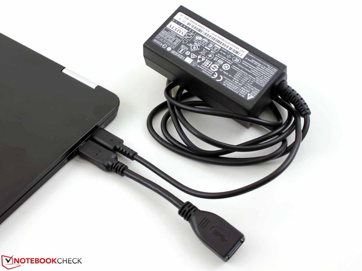 Netzteil und Type-C-auf-Type-A Adapter; beide USB-Ports sind zum Laden nutzbar.