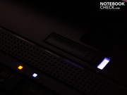 Er leuchtet in dezentem Weiß bzw. Blau (Standby/On).