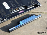 Der 15.6-Zoller steht ohne selbigen kippelfrei (keine Standfüße am Akku).