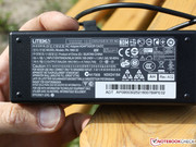 Das Netzteil liefert 90 Watt,