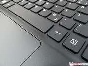 Leicht angeraute Tasten mit aufgeklebten Beschriftungen