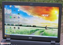 Das Travelmate im Außeneinsatz (geschossen bei komplett bedecktem Himmel).