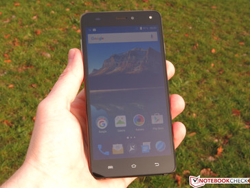 Display im Außenbereich bei mäßigem Sonnenschein