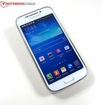 Das Samsung Galaxy S4 Zoom ist sowohl ein typisches Smartphone mit 4,3-Zoll-Display ...