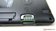Unter der Gehäuseabdeckung verbergen sich die Steckplätze für Micro-SIM- und microSD-Karten.