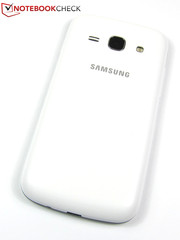 Schlicht: die komplett in Plastik gehüllte Rückseite des Samsung Galaxy Ace 3.