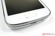 10 statt 7,9 Millimeter: Im Gegensatz zum Samsung-Flaggschiff Galaxy S4 ist das Galaxy Ace 3 etwas dicker.