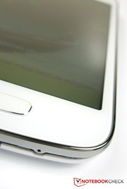 Das Galaxy Ace 3 überzeugt durch seine hochwertige Verarbeitung und schicke Extras, wie seinen Metallrahmen.