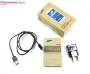 ... ein Micro-USB-Kabel, ein modulares Netzteil sowie eine Kurzanleitung.