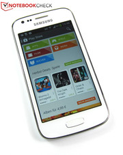 Reinweiß, Schwarzmetallic oder Weinrot: Das Samsung Galaxy Ace 3 steht in drei Farbvarianten zur Auswahl.
