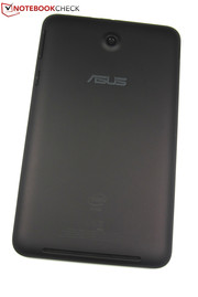 Die Gehäuserückseite des Asus Tablets besteht aus mattem und leicht gummierten Kunststoff.
