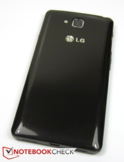 Die abnehmbare Rückseite des LG D605 Optimus L9 II besteht aus stabilem Kunststoff.