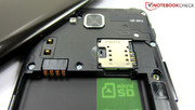Ebenfalls unter der Haube: die Steckplätze für eine microSD- und eine SIM-Karte.