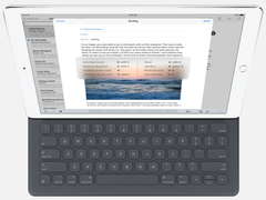 Für das iPad Pro gibt es eine Hülle mit Tastatur (Bild: Apple)