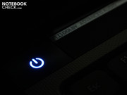 Zu den wenigen optische Finessen gehört der Power-Schalter, der blau leuchtet.