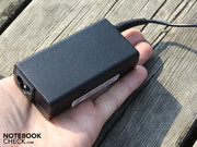Das Netzteil ist flacher als bei früheren Acer-Subnotebooks.