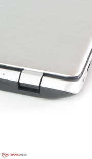 ...halten den Deckel fest in Position.