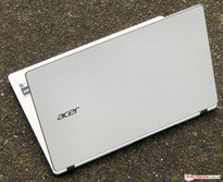 Die Deckelrückseite besteht aus Aluminium.