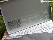 .. wie das Iconia W700, aber einen Tastatur-Case aus silbernem Kunststoff (W700 = transparent).