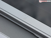 Das hin- und her Geschiebe des Tablets über die Tasten führt schnell zu Kratzern.