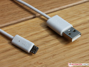 Zubehör: Das USB zu Mini-USB Kabel dient zum Aufladen der Tastatur.