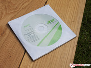 Im Karton liegt sogar eine Windows 8 Recovery DVD (2 Datenträger).