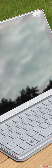 Acer Aspire P3-171: Das Gesamtkonzept ist stimmig. Der Wechsel zwischen Tastatur und Touchpanel geht flink von der Hand.