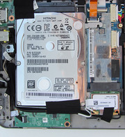 Links sieht man die herkömmliche Festplatte, rechts die SSD. Beide Datenträger lassen sich austauschen.
