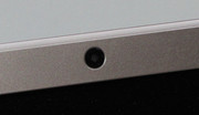 Eine Webcam (1,3 Megapixel) sitzt im Displayrahmen.