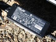 Das kleine Netzteil ist mit 187 Gramm inklusive aller Kabel sehr leicht.